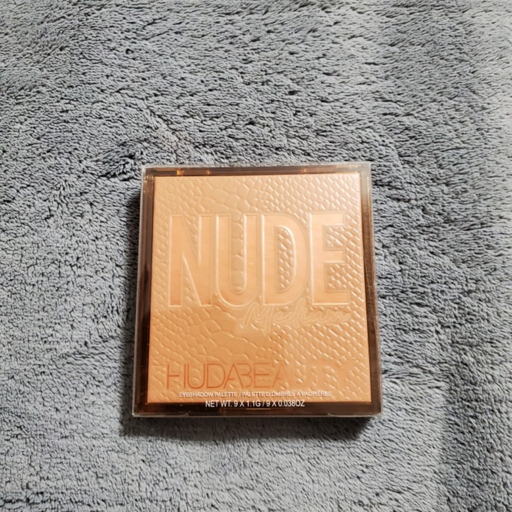 Hudabeauty nude palette in medium